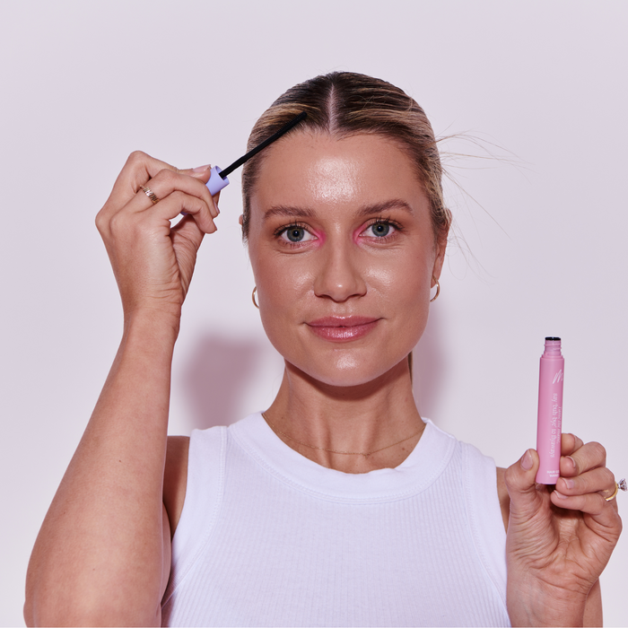 Model using the Mermade Hair Hair Gel Wand