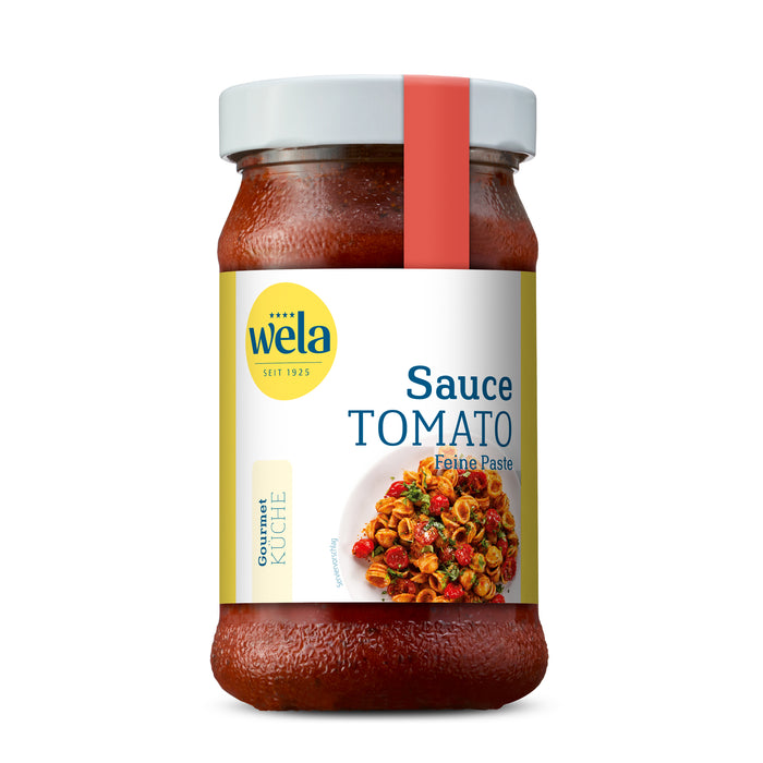 Wela Sauce Tomato feine Paste - Glas mit tiefroter Saucenpaste, gelb-weißem Vorderseitenetikett, rote Banderole, Motiv eines Pastagerichts.